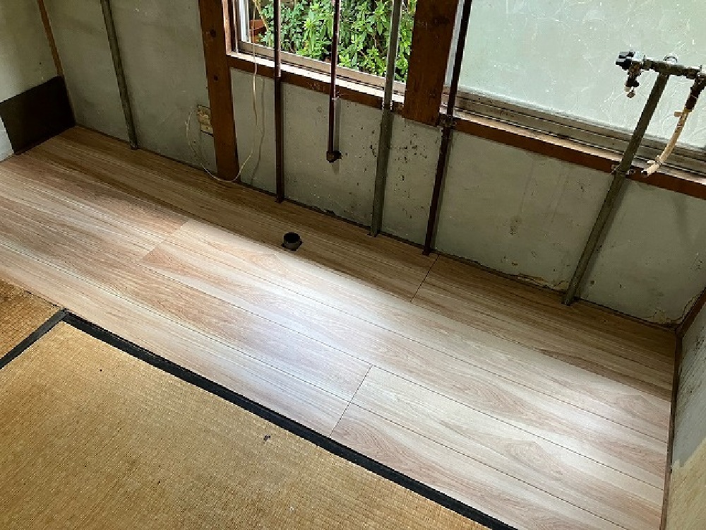 （S様邸）キッチン下の床改修です。傷んでいた床を張り替えました（山本）