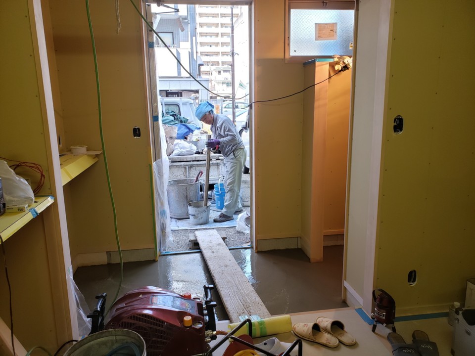 左官屋さんが土間打ちをしに来てくれました。