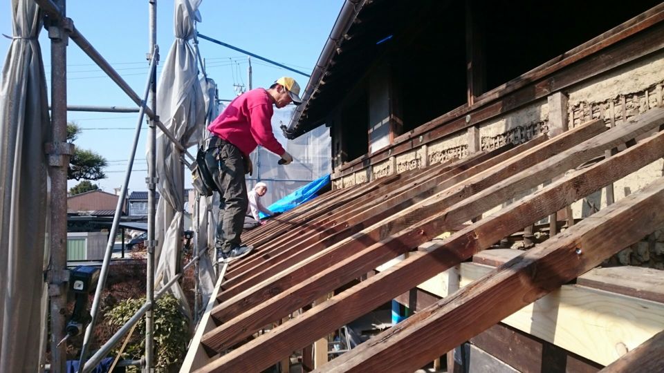 屋根の下地作業をしています。