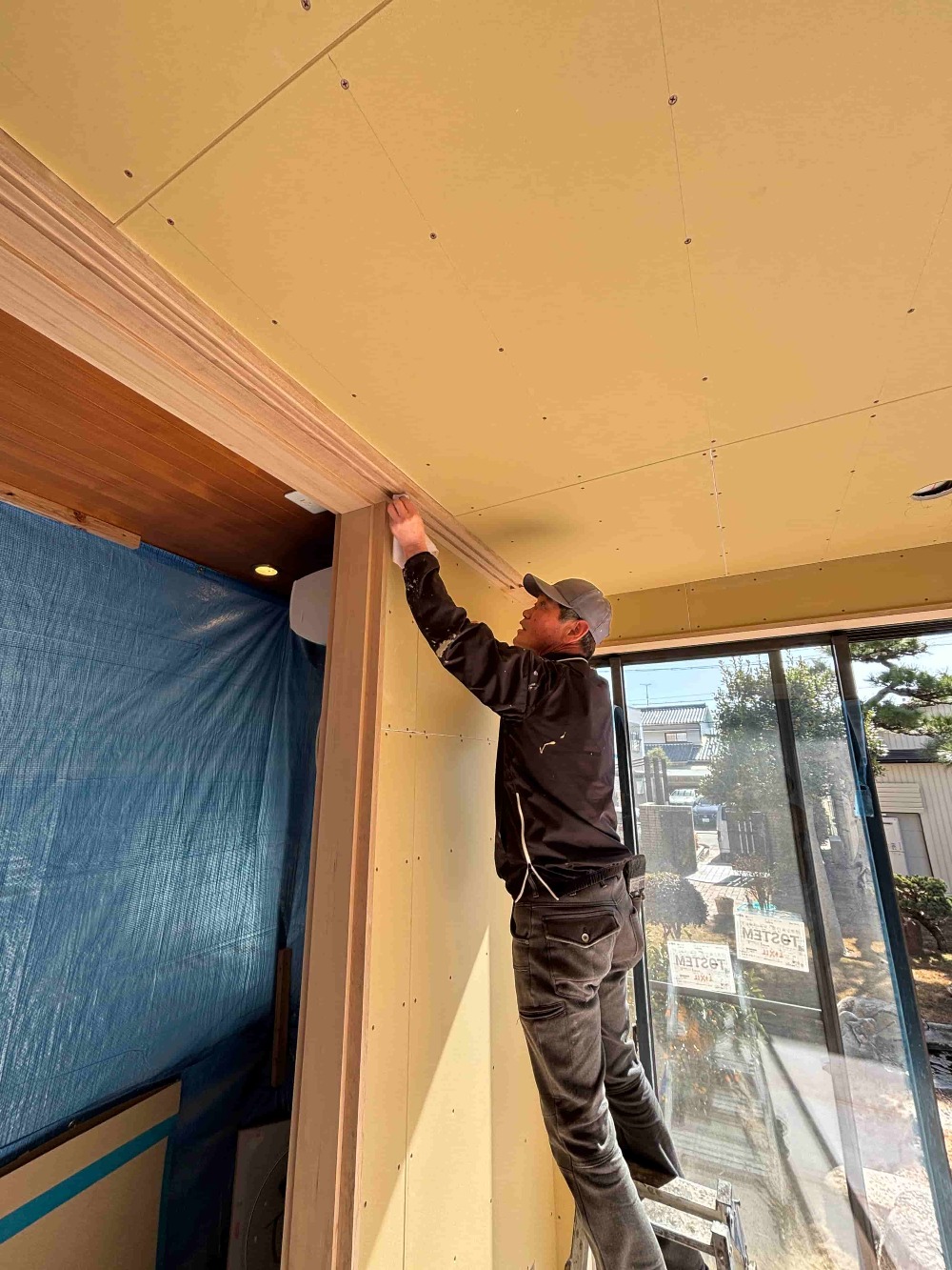 クロス施工前の工程として、 木部へ自然塗料「いろは」を先行塗装。 仕上げ工程を見据えた段取りで進めています。