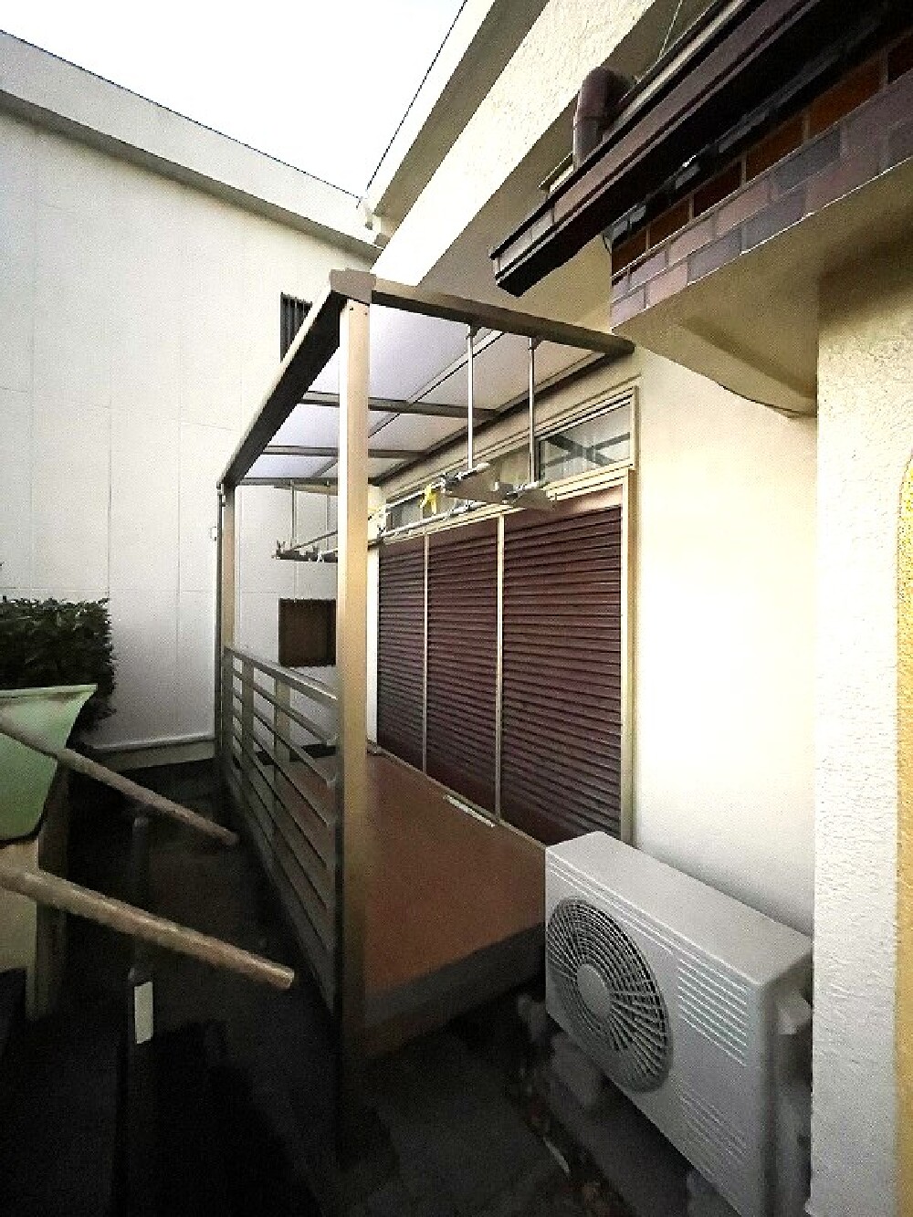 （天白区K様邸・デッキ工事）家の外にテラスをつくらせていただきました。  今までは靴を履き、物干し場まで階段を上っていたので、これからは洗濯物干しが非常に楽になります（白井）
