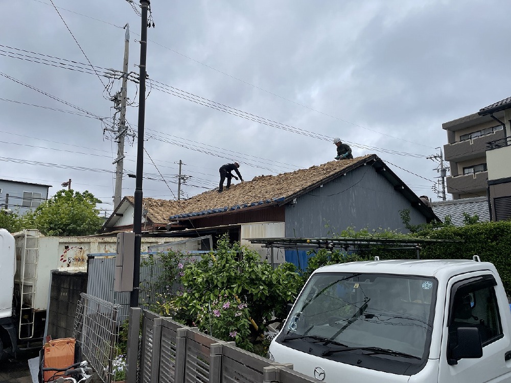 （名古屋市・家屋解体）I様邸借家の解体工事が始まりました。 まずは瓦下ろしからスタートしています（白井）