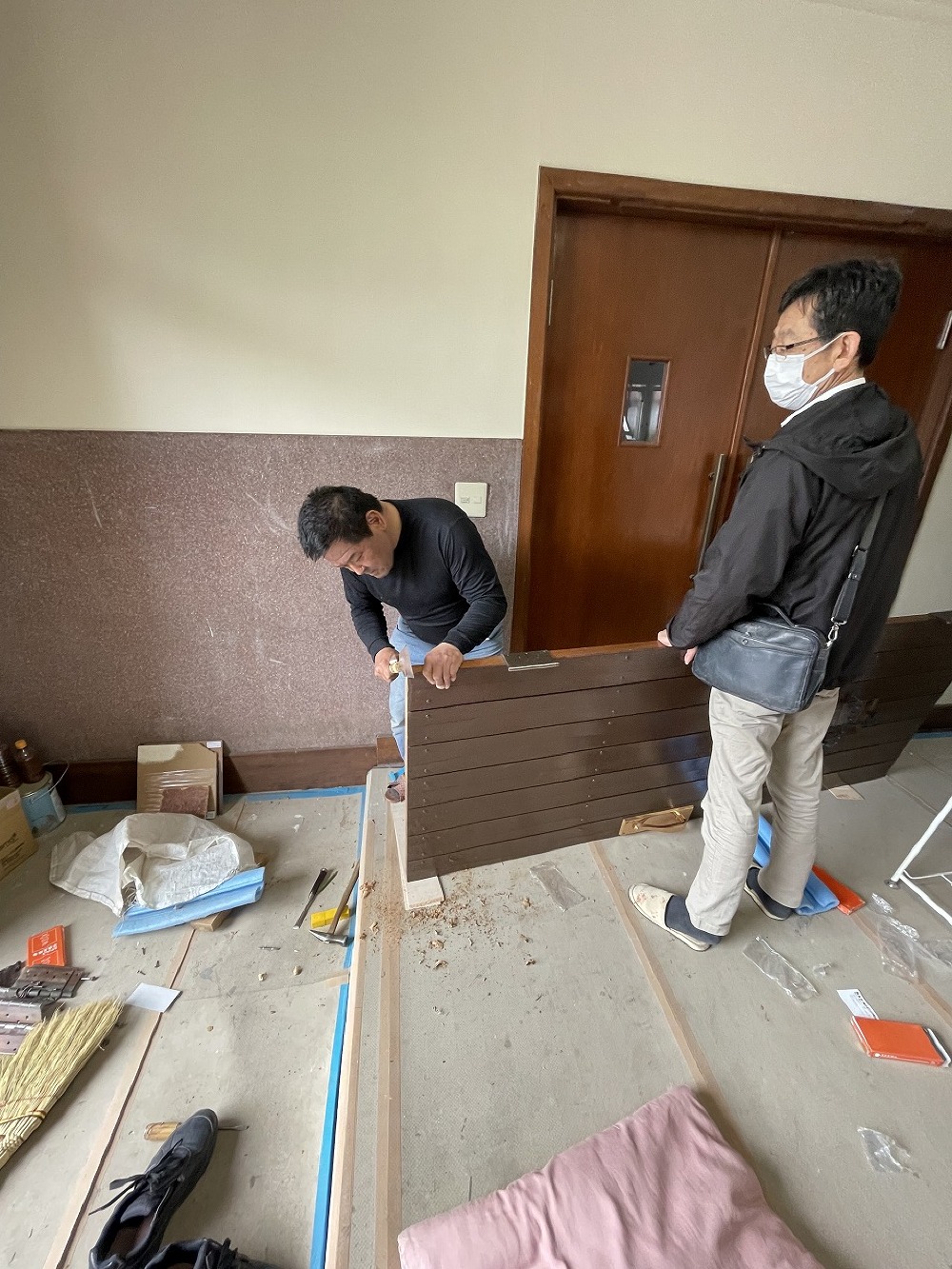 玄関建具 丁番取替、調整してます。 吊り込み調整に手間がかかります。 重量がある為、社長もお手伝い（白井）