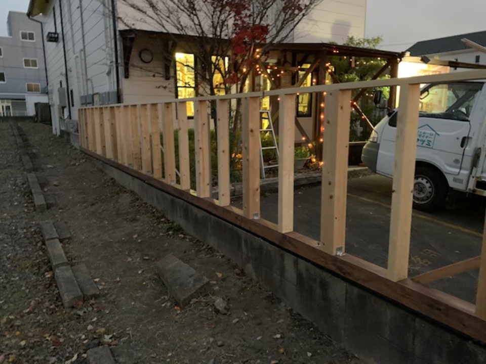 事務所の木製の塀を作成中です。