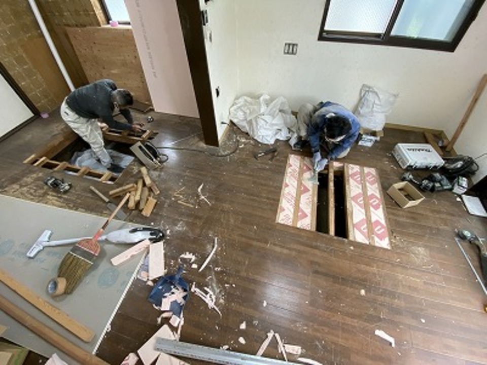 （昭和区・T様邸キッチン改装）床下にもぐったり、切開しながら断熱材を入れています（白井）