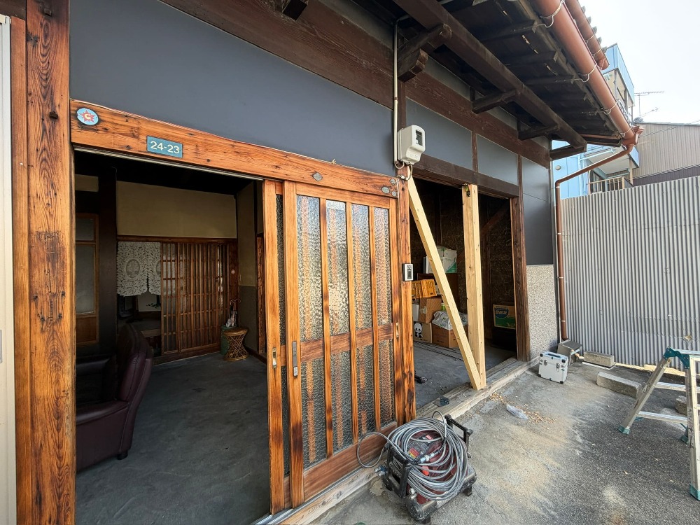 築90年の建物の使われなくなった倉庫入口を壁に改修