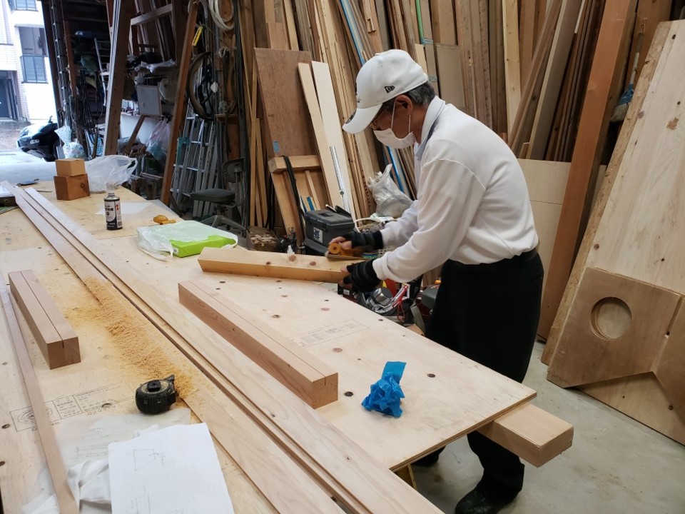 OBさんが端材でDIY　飛沫飛散防止シート作り（マツミ工場にて）