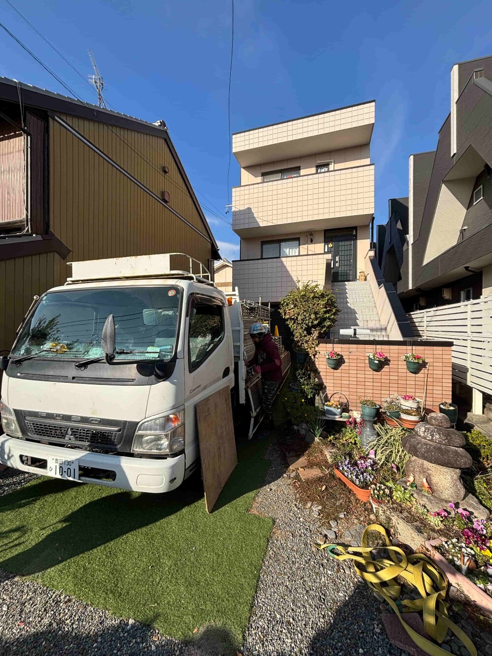 （M様邸外装工事）外装工事スタート。 まずは安全第一で足場を設置。 無事に完了しました。