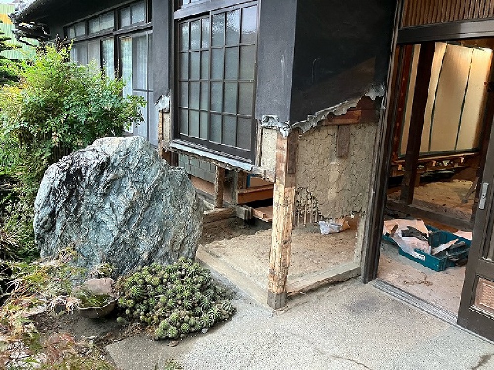 まずは腐っている土台を交換するために解体をしています（山本）