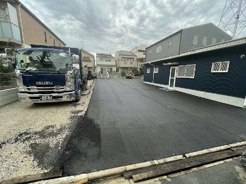 今日は駐車場のアスファルト舗装日です。 敷設は1日で無事完了しました。  後はライン引きです（白井）