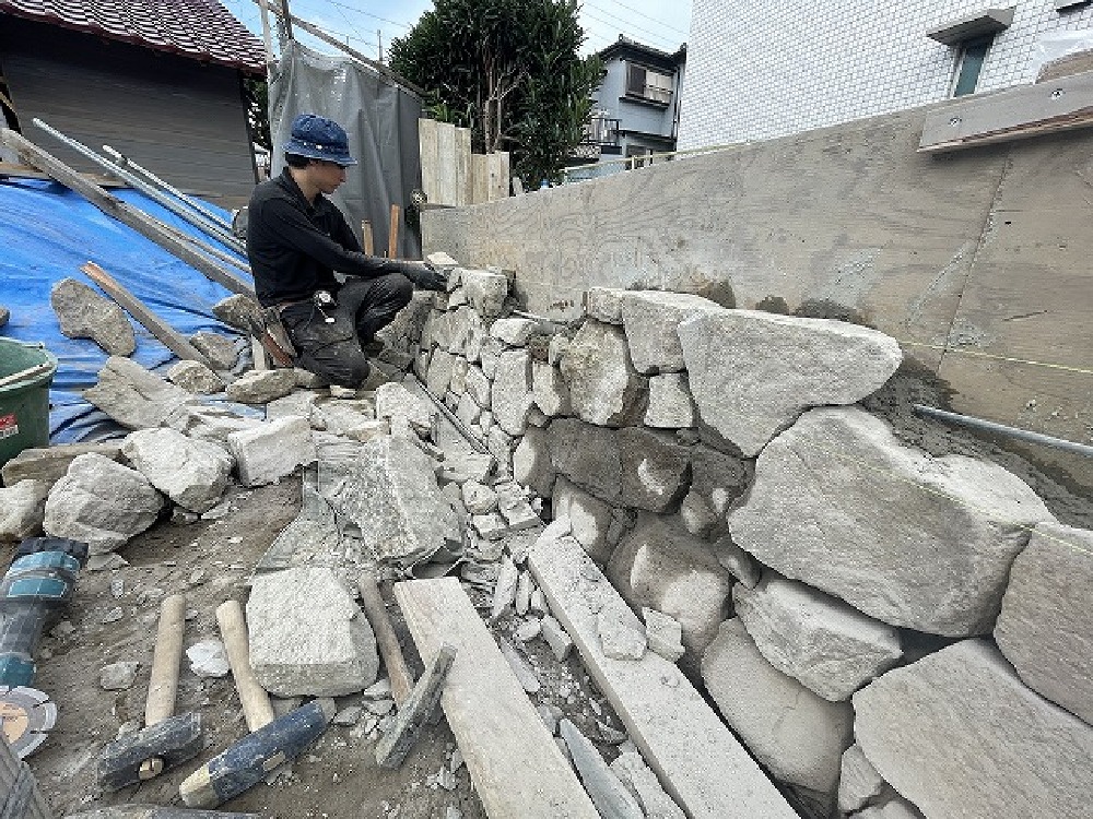 石積み工事。一つ一つ、確認しながらの作業です（白井）