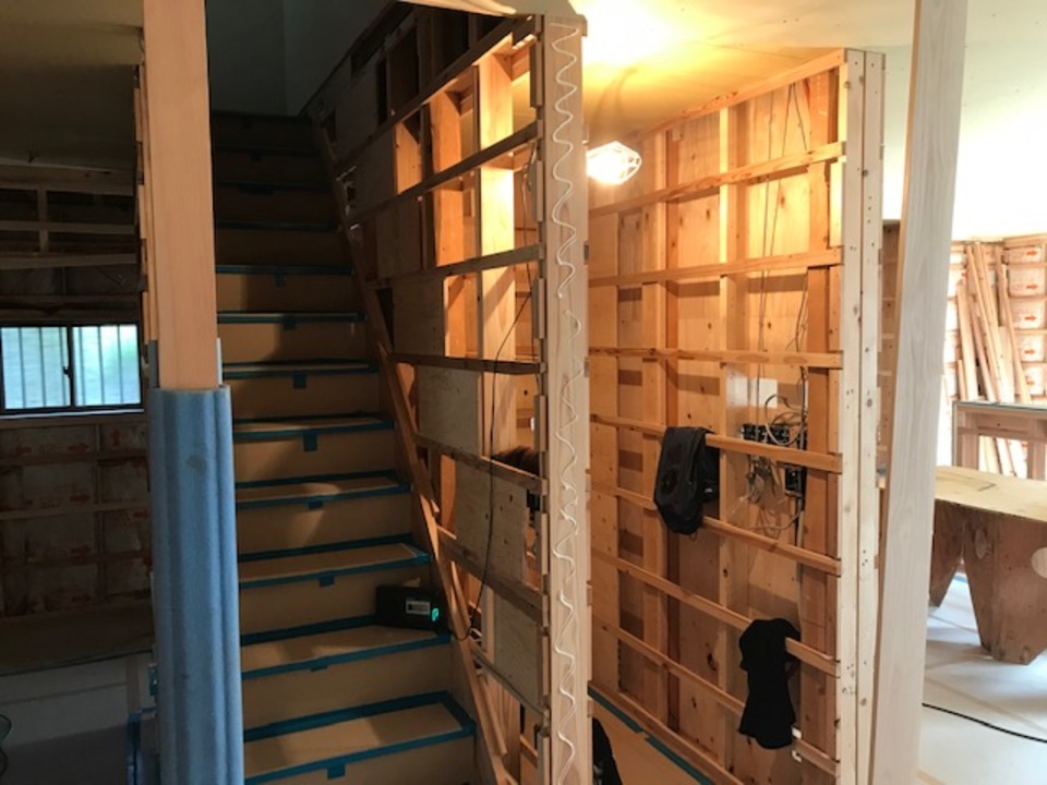 階段横の壁見切り施工中。