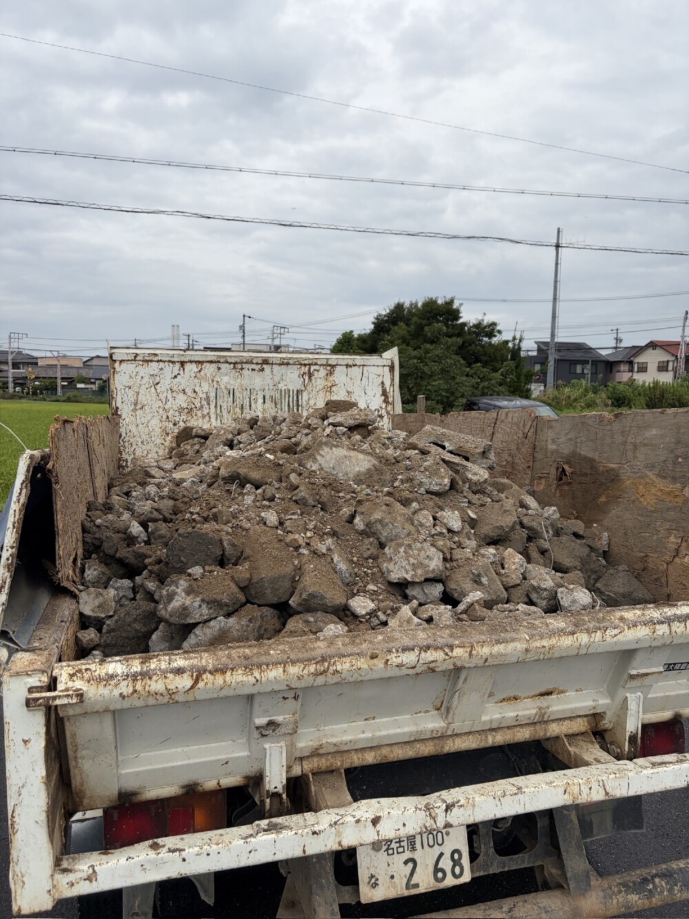 杭の残骸を細かく砕き、ガラとして搬出します 土中から出たガラも撤去しています