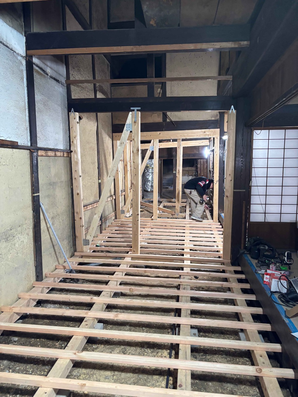 電気屋さん、水道屋さん、が入り 現場が賑わっています