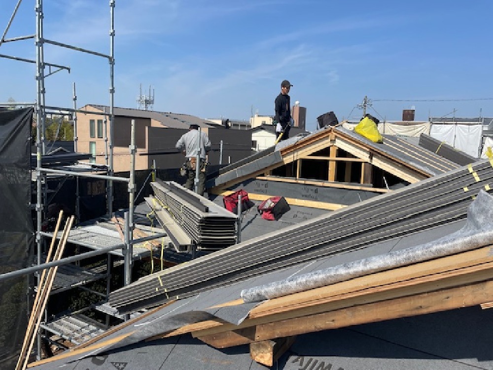 屋根板金工事中
