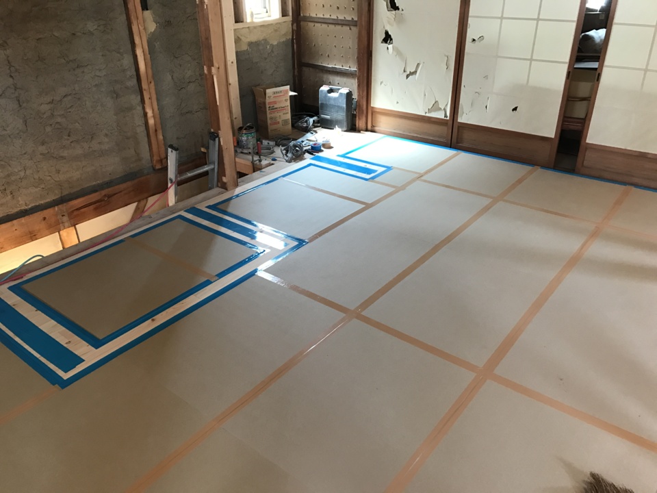 山本です、 二階の床貼りをしています！