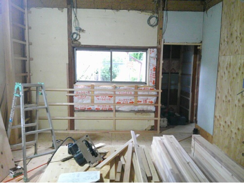 壁下地すすめています。ユニットバスも問題なく完了です（西川）