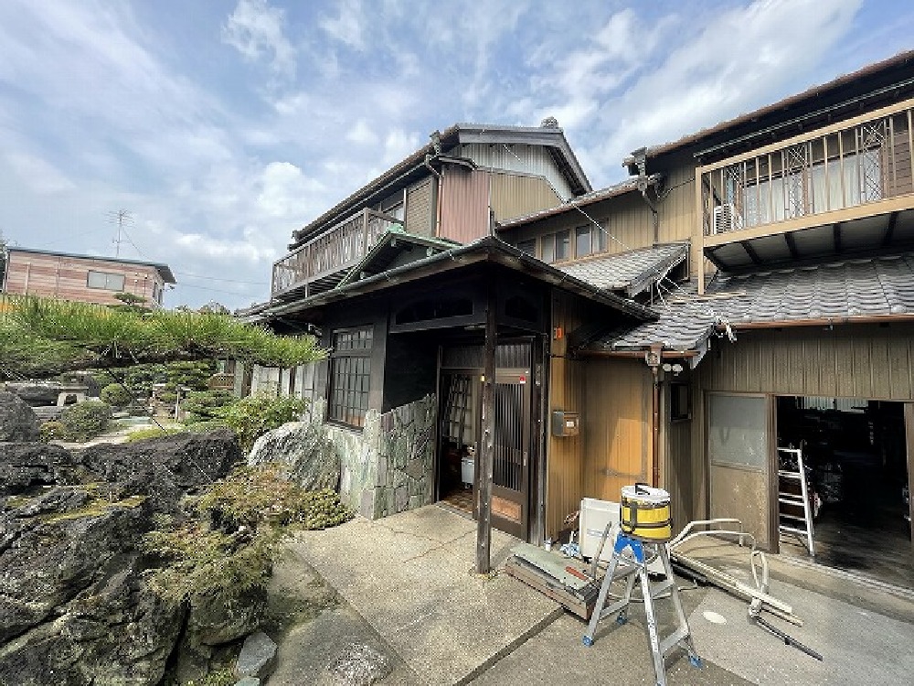 明日から、解体開始。 電気、水道、ガス屋さん勢揃いです。 下準備をしていきます（白井）