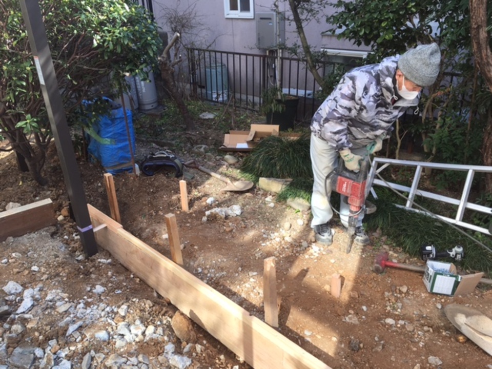 寺西です、テラスの型枠を作成中です！