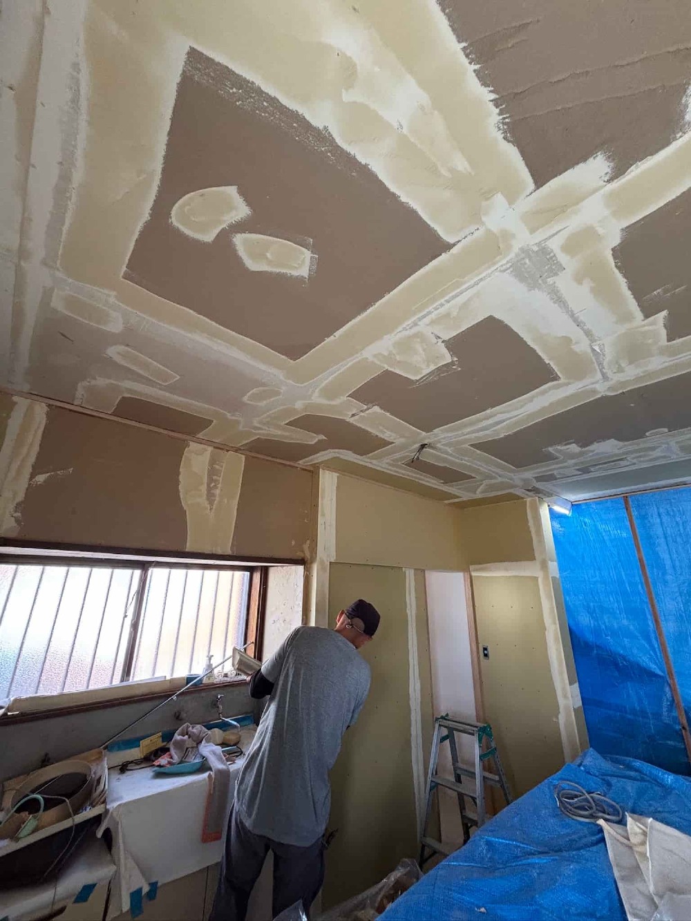 パテを込むクロス屋さん