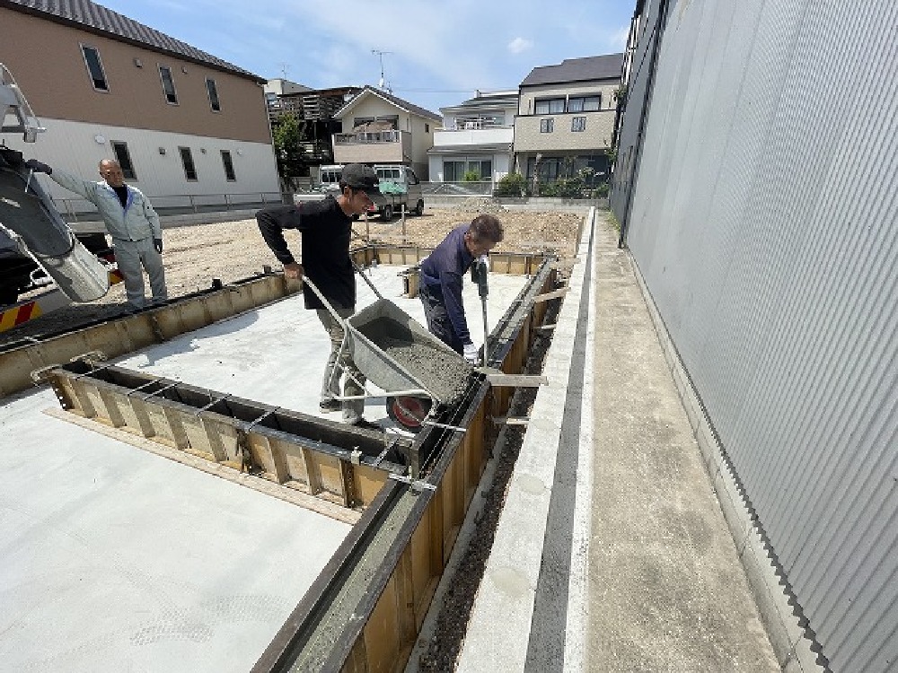 今日は立上りの打設をしています。  後ろの建物は松美の第二工場です（白井）