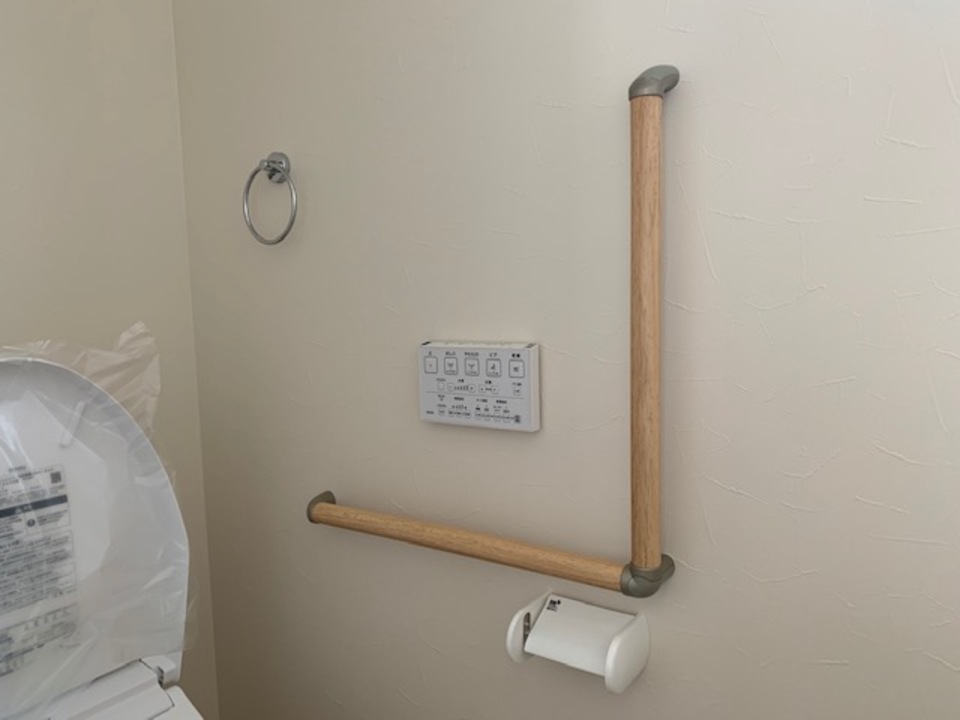 トイレに手すりを付けました。