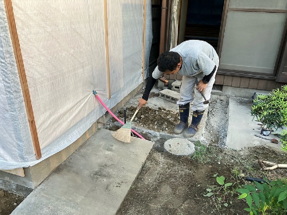 水道屋さんが来てくれました。外部の配管をしてくれました（山本）