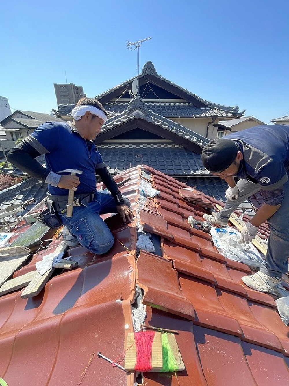 瓦工事、棟まで到達。順調です。 雲一つ無い空に、瓦が映えます（白井）