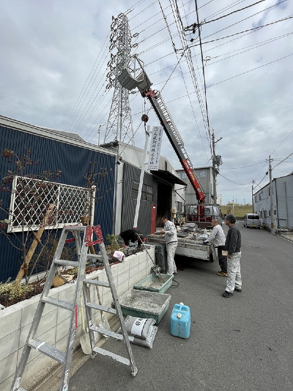 今日は看板設置日です。 無事に設置完了しました（白井）