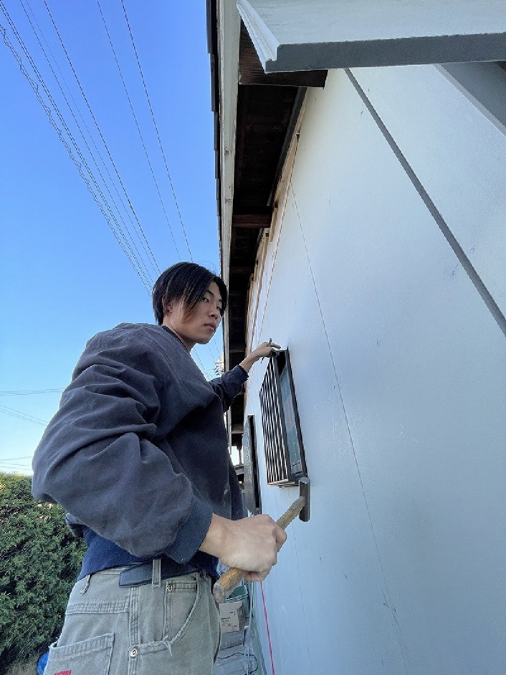 山ちゃんの指示を受けながら、釘を沈めて行くカメラ目線の颯太君。色々覚えることがあります（白井）