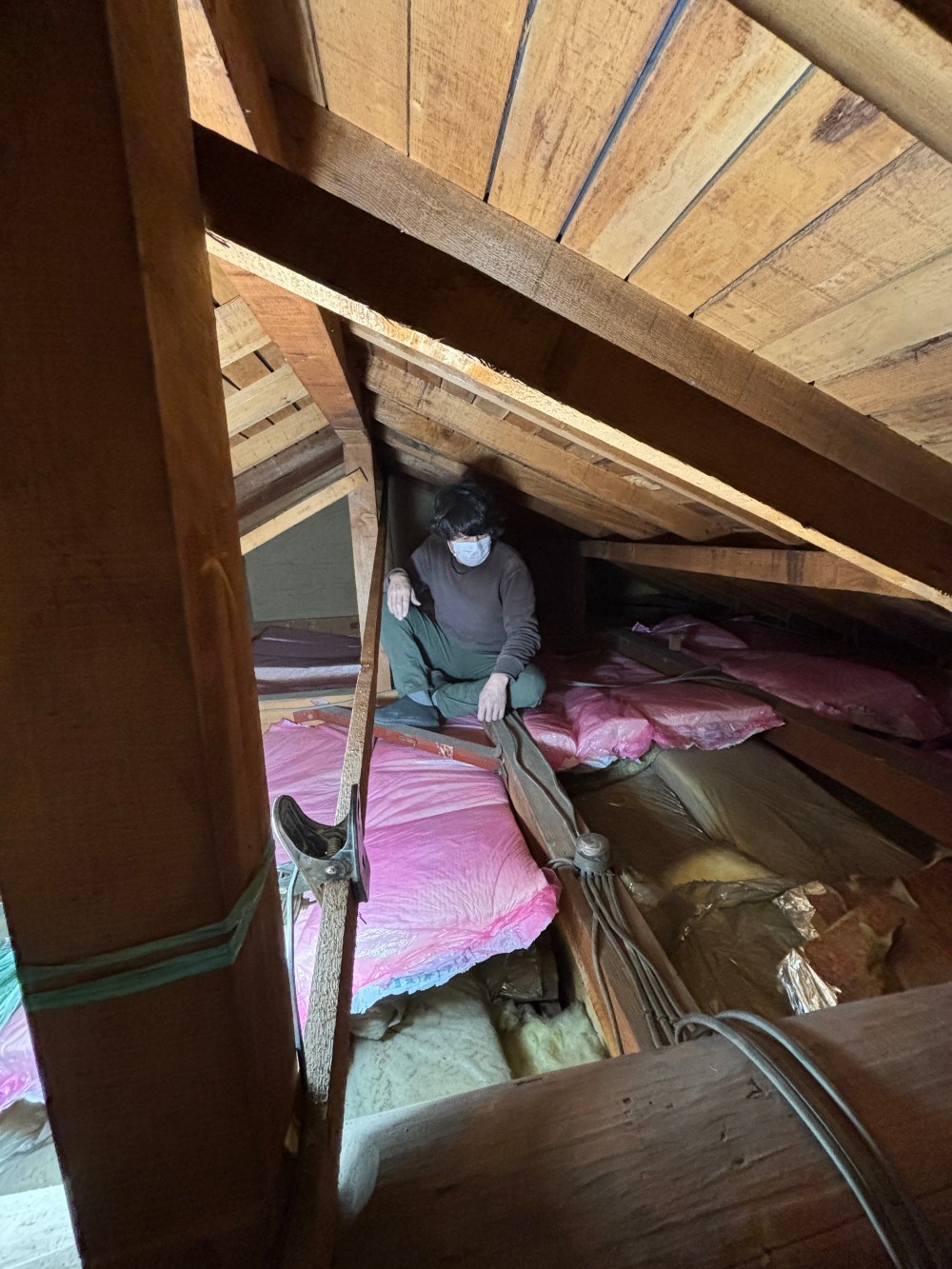 天井裏に高性能グラスウール断熱材を施工しました ２階の窓には内窓を取り付けていきます