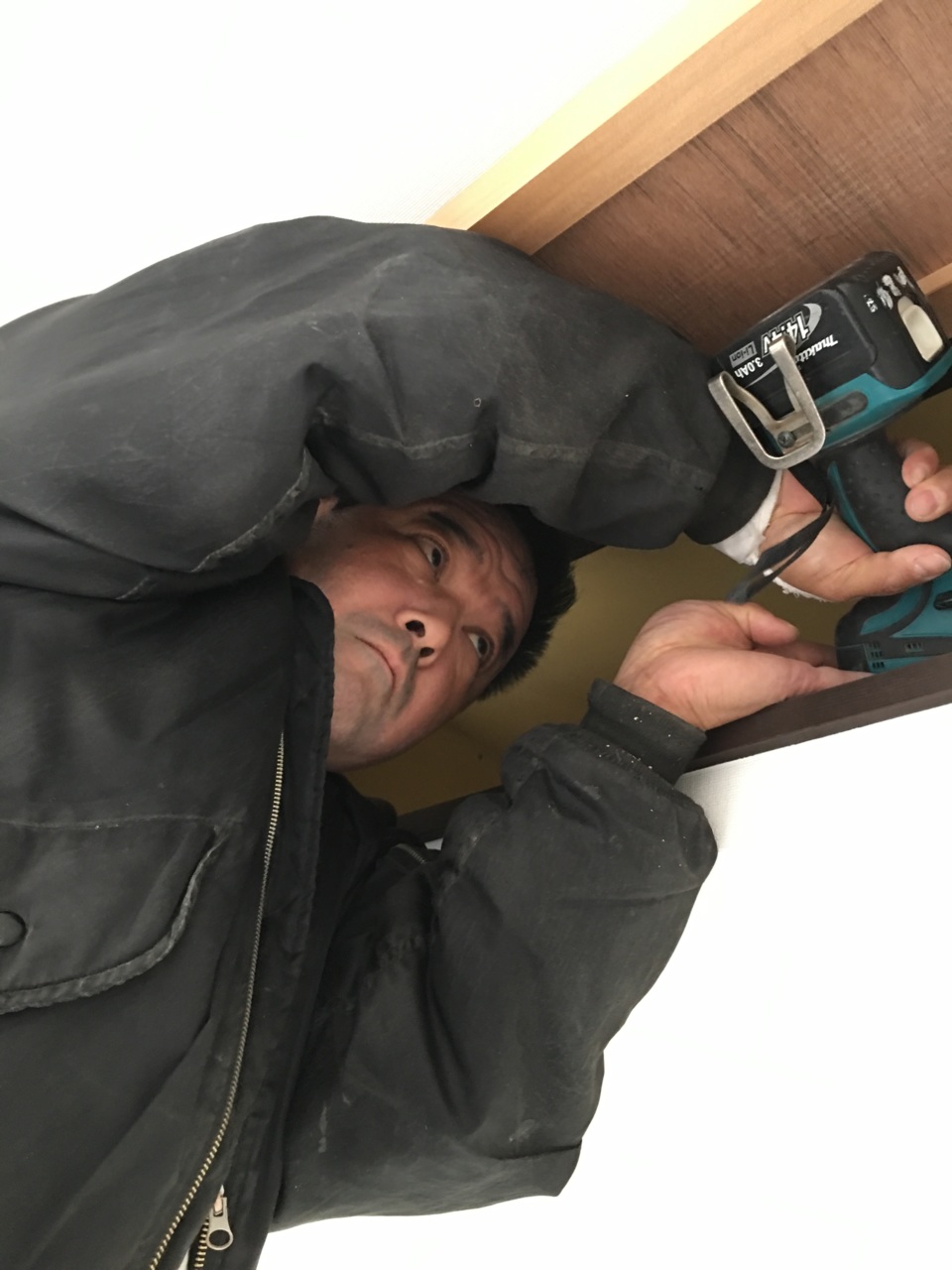 狭い天袋の建具に苦労しています。