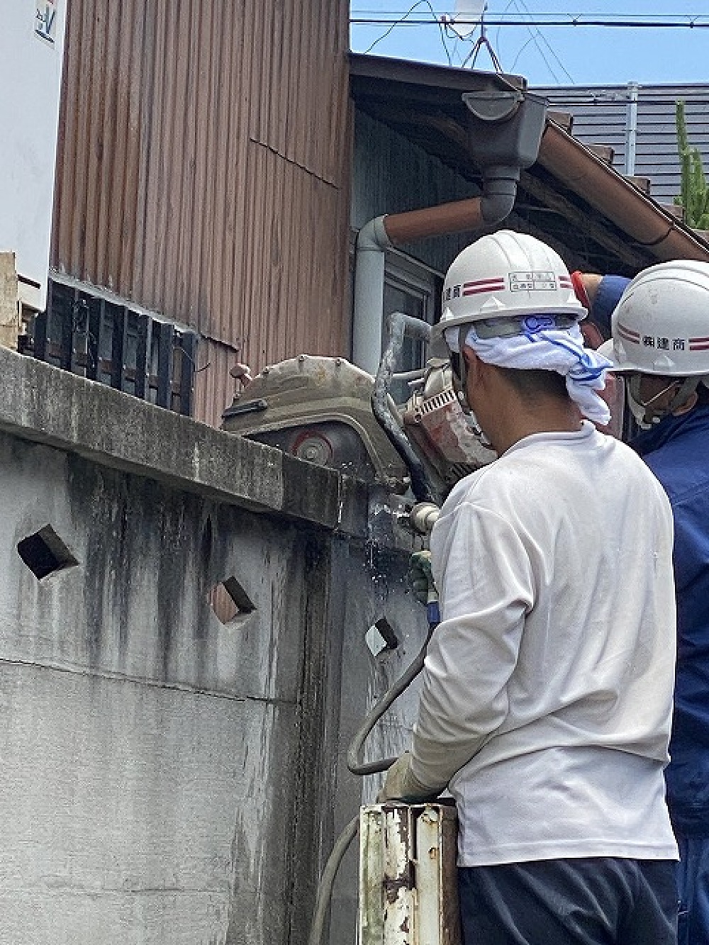 飛散に注意しながら、慎重に万年塀を解体していきます