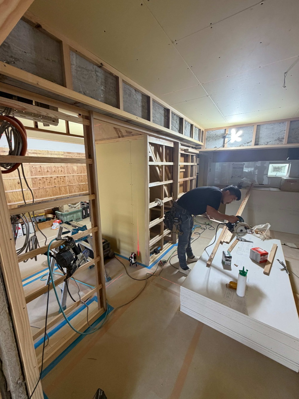 分電盤周りの下地を製作しています