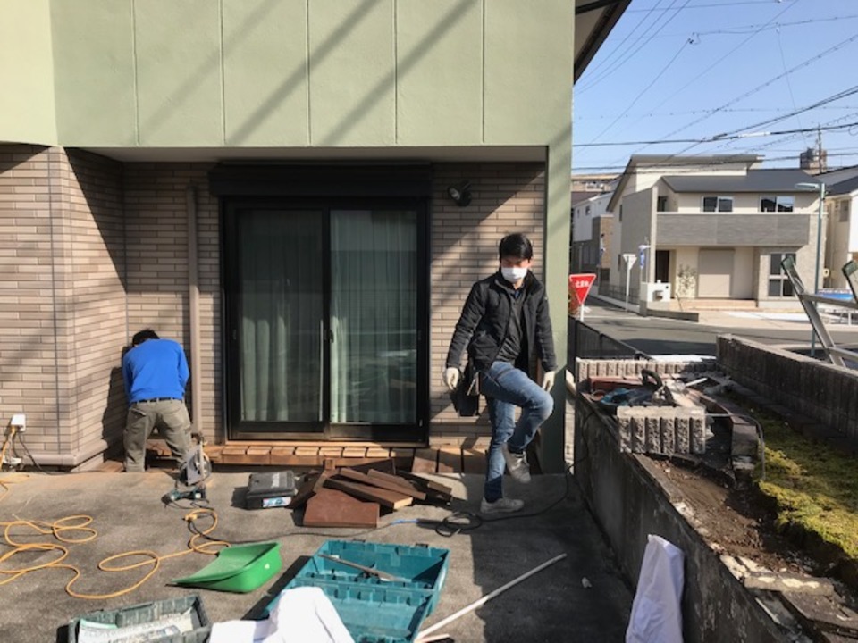 I様邸・車庫防水の為、花壇、ウッドデッキを解体中（寺西）