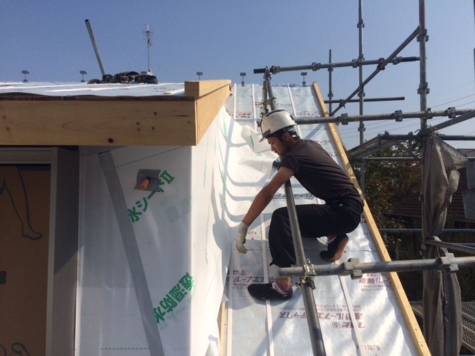 寺西です、屋根水切りを取付る、村ちゃん！