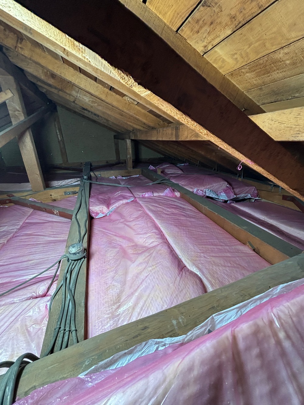 天井裏に高性能グラスウール断熱材を施工しました ２階の窓には内窓を取り付けていきます