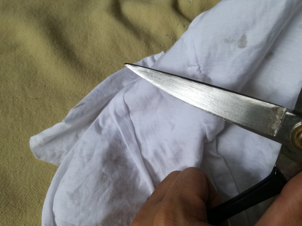 荒木です、ハサミを磨いでます。