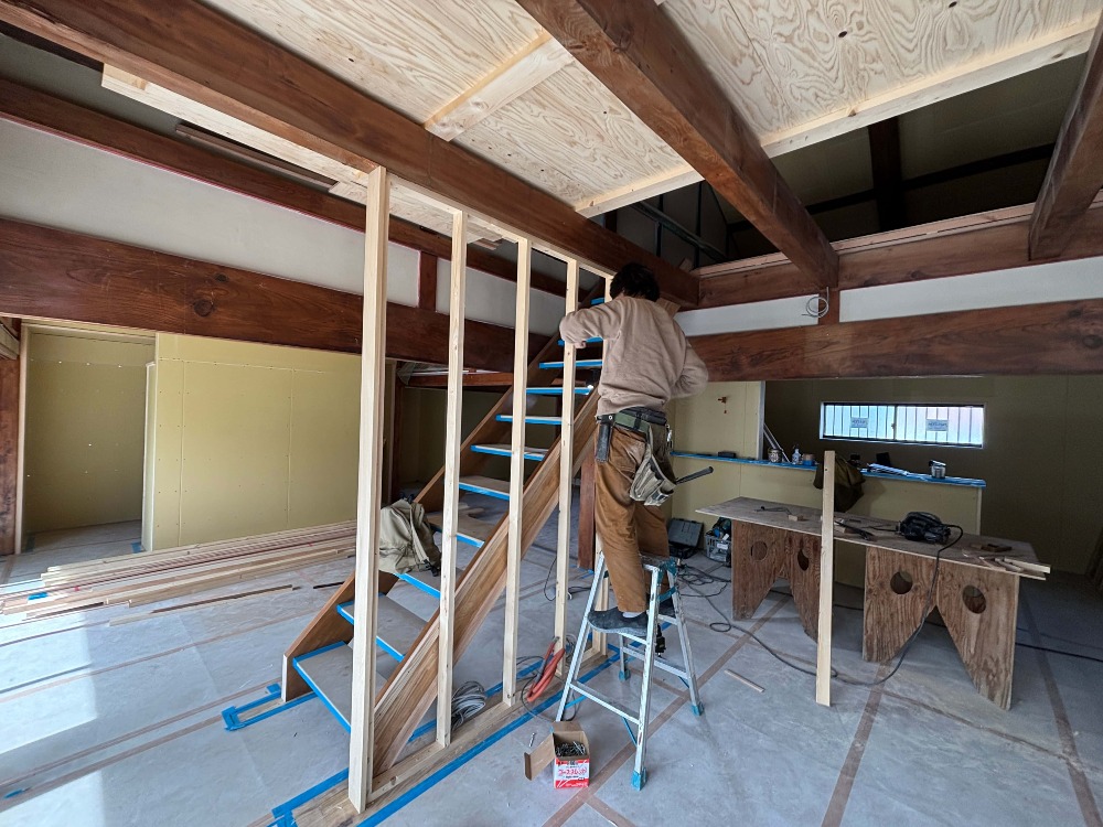  下地を進めて行く寺やん