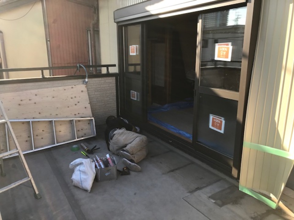 サッシ下の防水工事中。