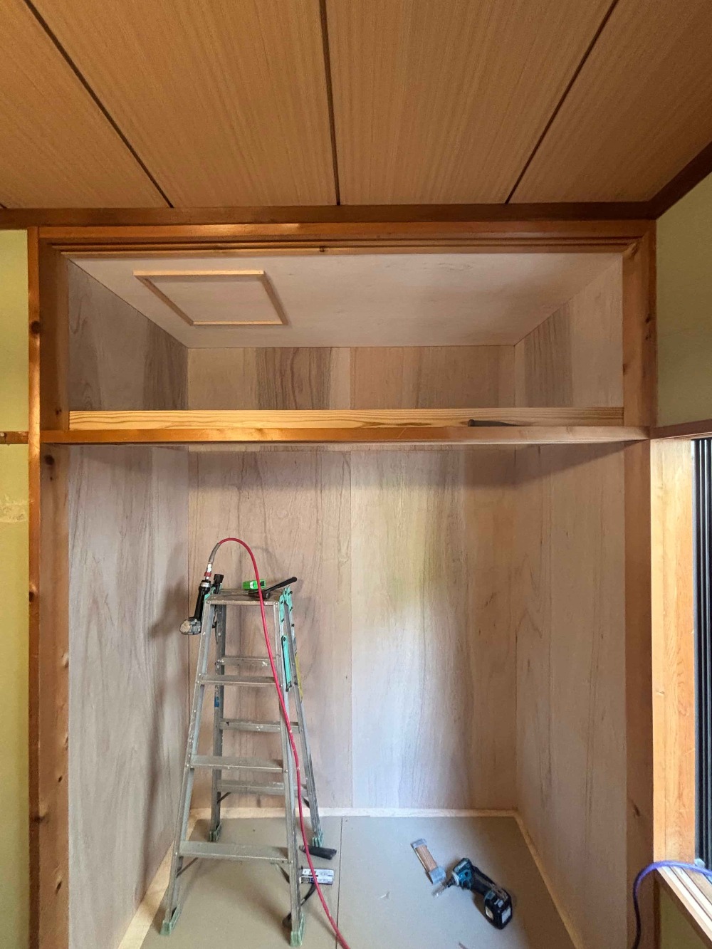造作に取り掛かっています