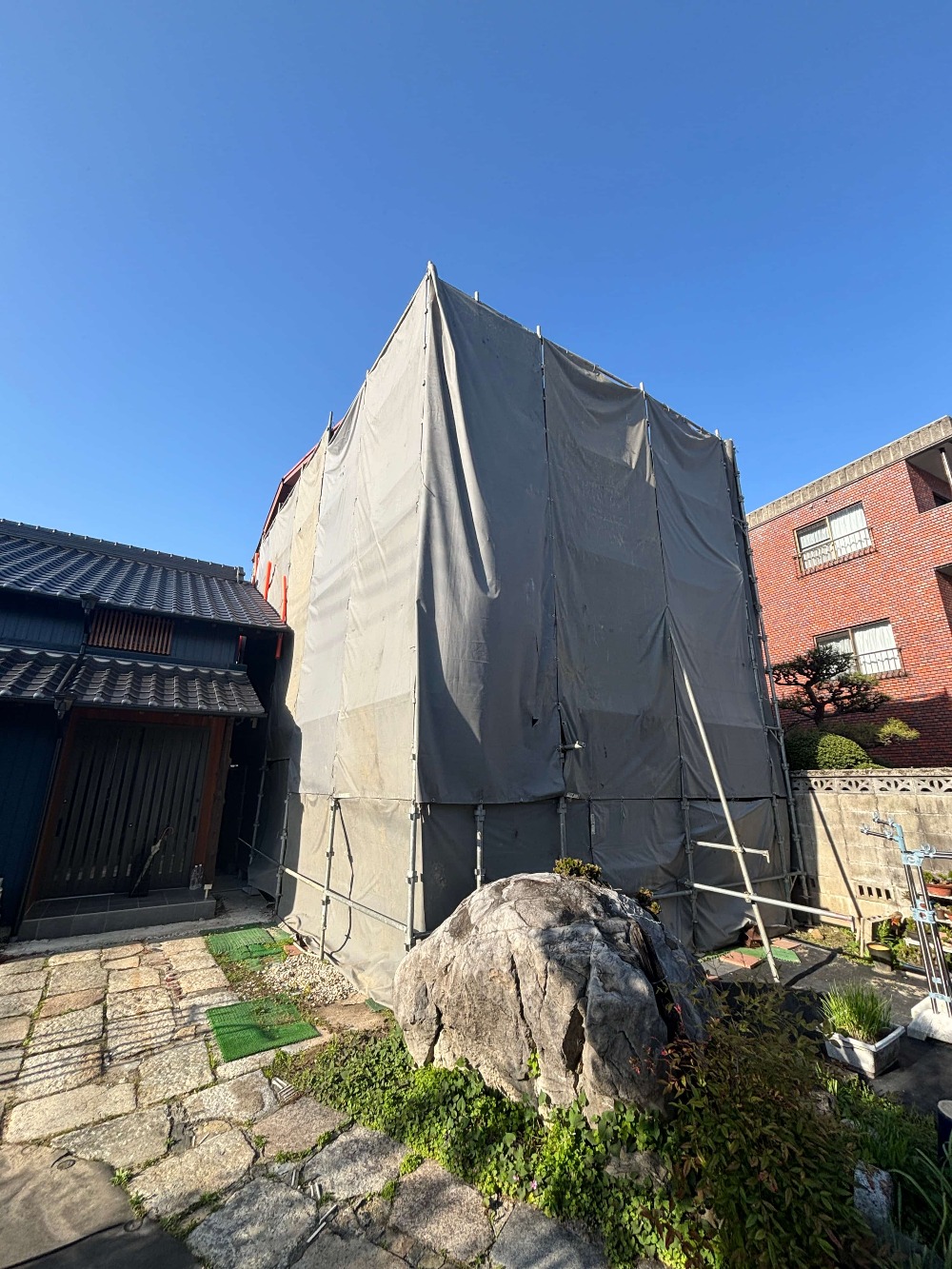 重機による解体工事がスタートしました