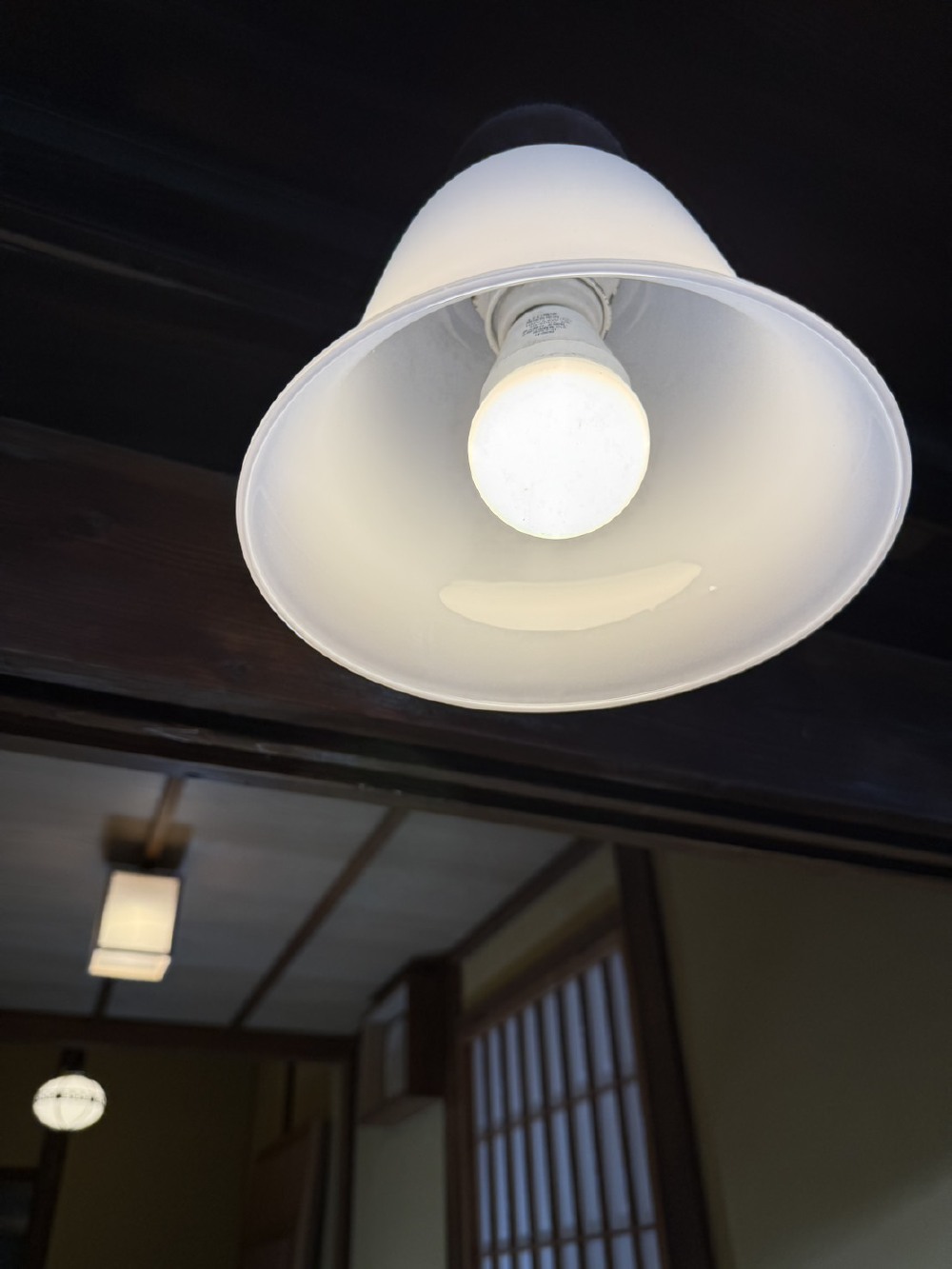 年代物の照明器具を丁寧に清掃し、再利用しています。