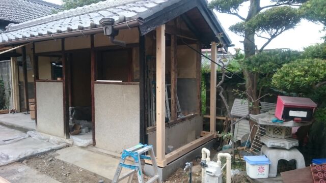 増築部に新しい桧の柱を建てています！