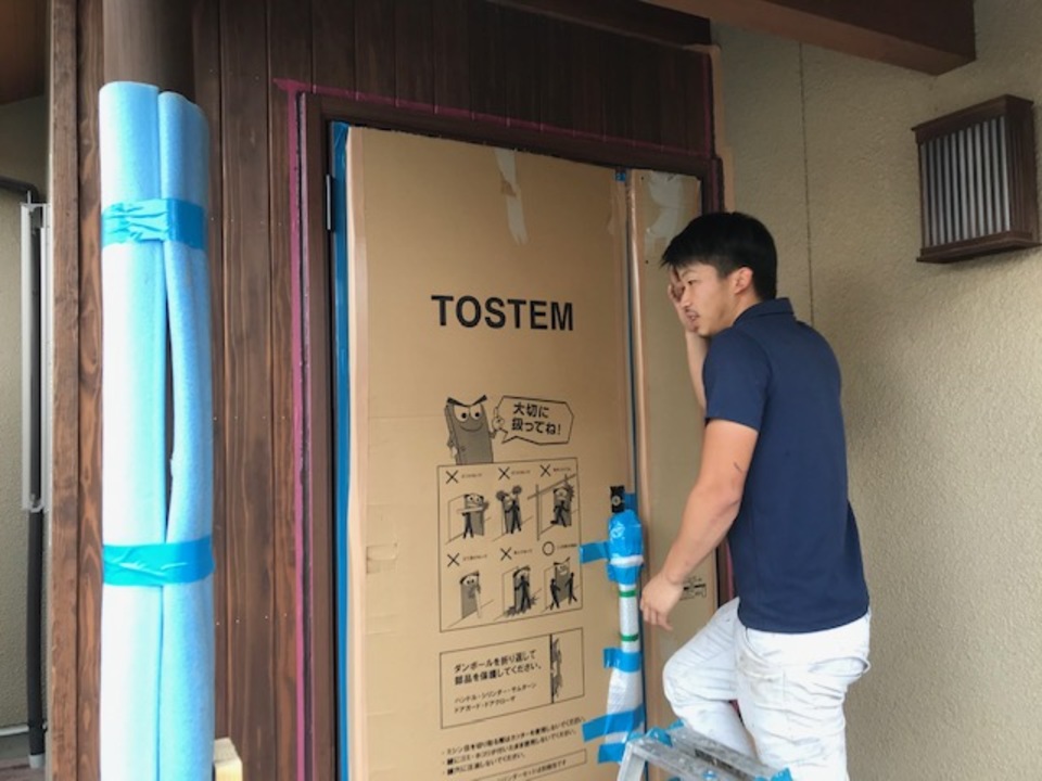 外壁羽目板とサッシをコーキング施工中。