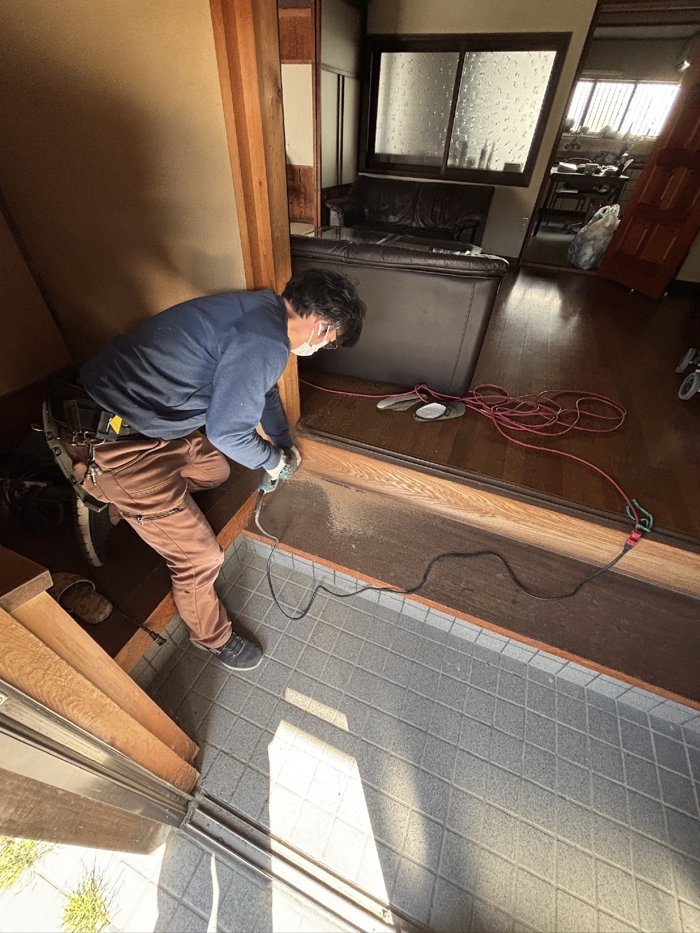 来週解体される古民家で再生可能な材料を取りにきました。 いい無垢材は何度でも生まれ変われます