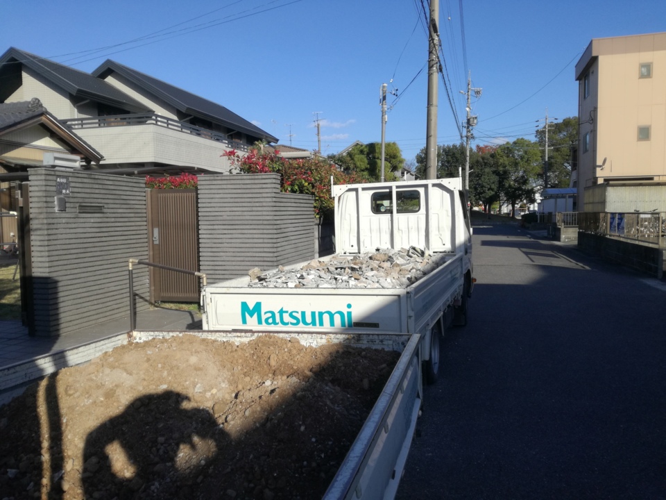 解体の瓦礫を分別して搬出します。