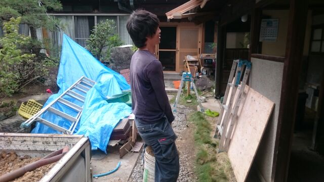 白井です、土入れしてます、重っ。