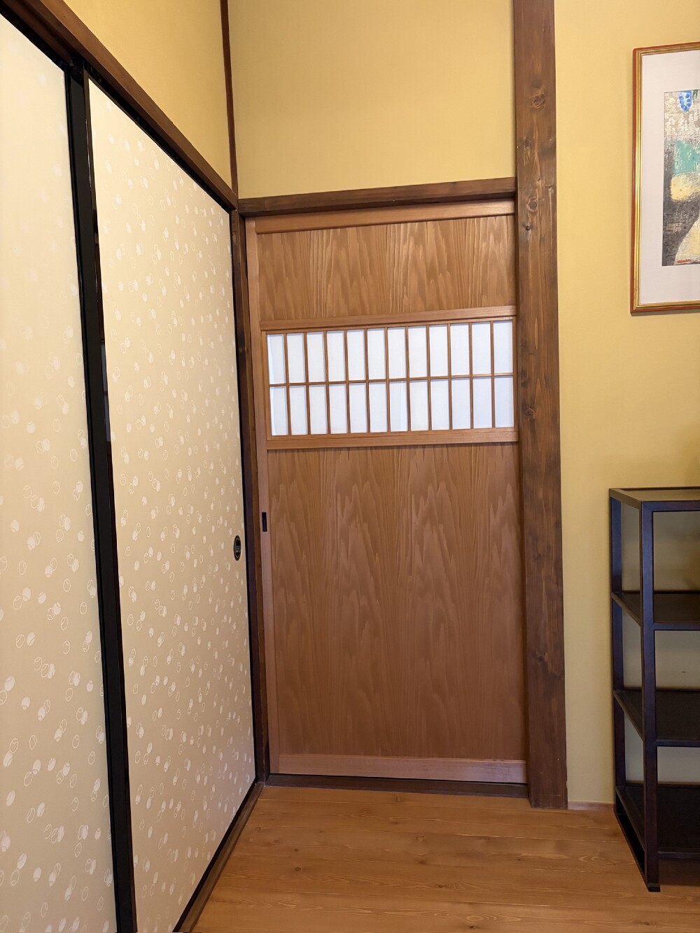 納品までお時間をいただきましたが、 からかみが入り、品のある襖が美しく納まりました。  杉の板戸も木目が際立ち、空間にやわらかな表情を添えています。