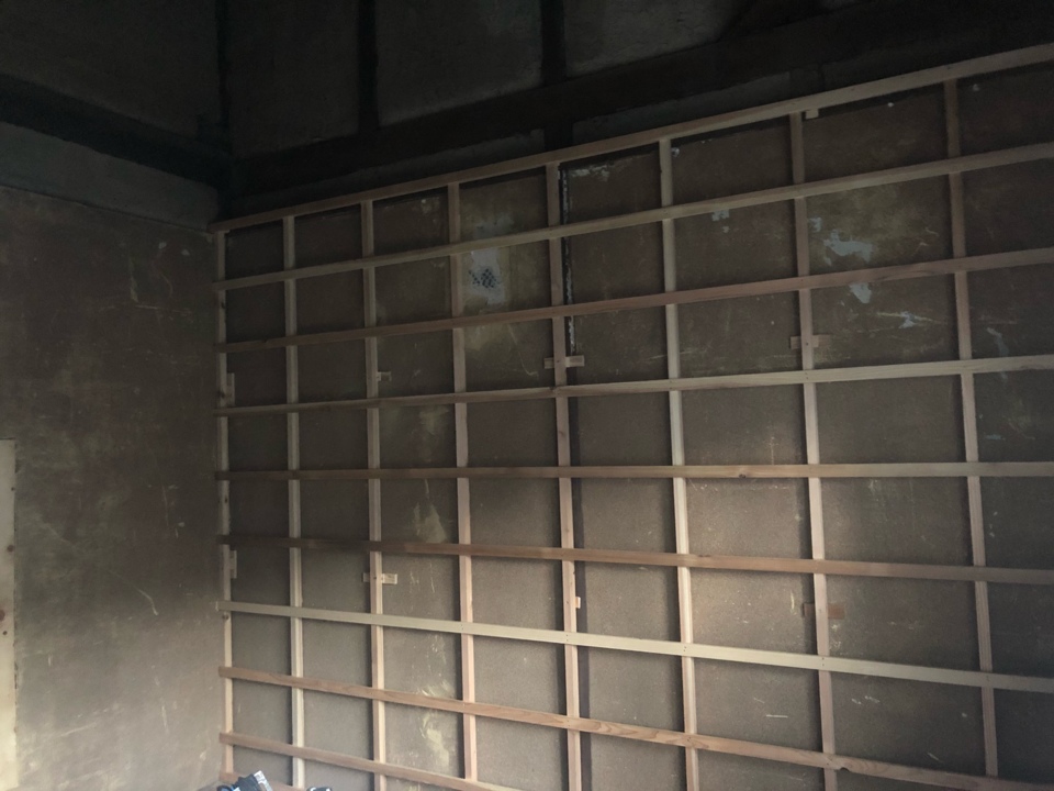 壁下地を施工中です